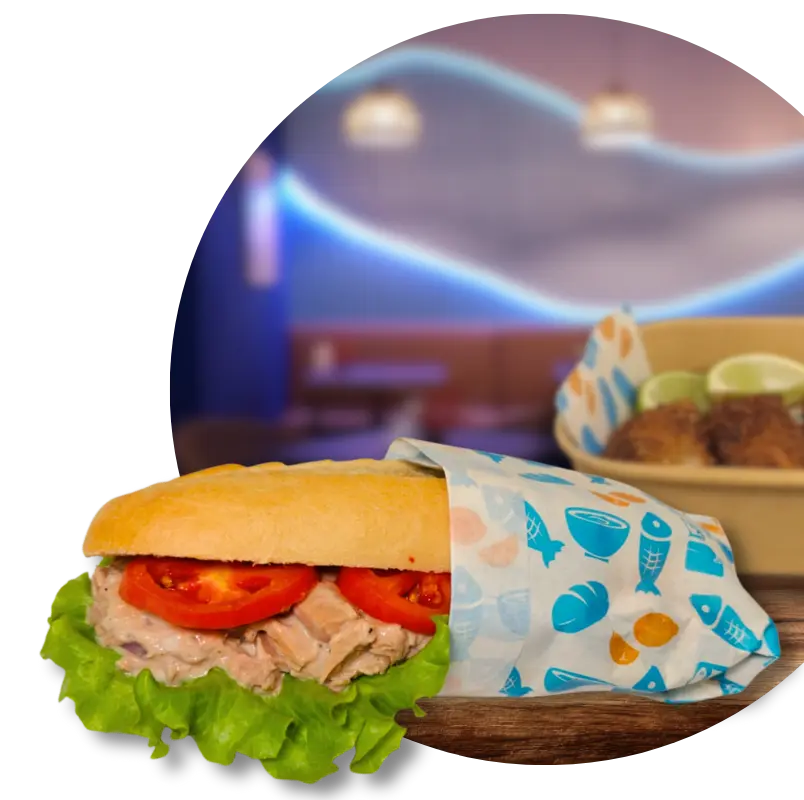 Een broodje tonijnsalade van Vis Enzo met op het achtergrond, het restaurant van binnen.