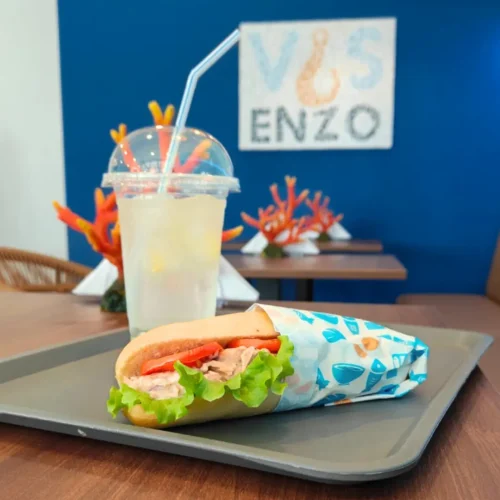 Fresh lemonade en belegd broodje op een dienblad bij Vis Enzo.